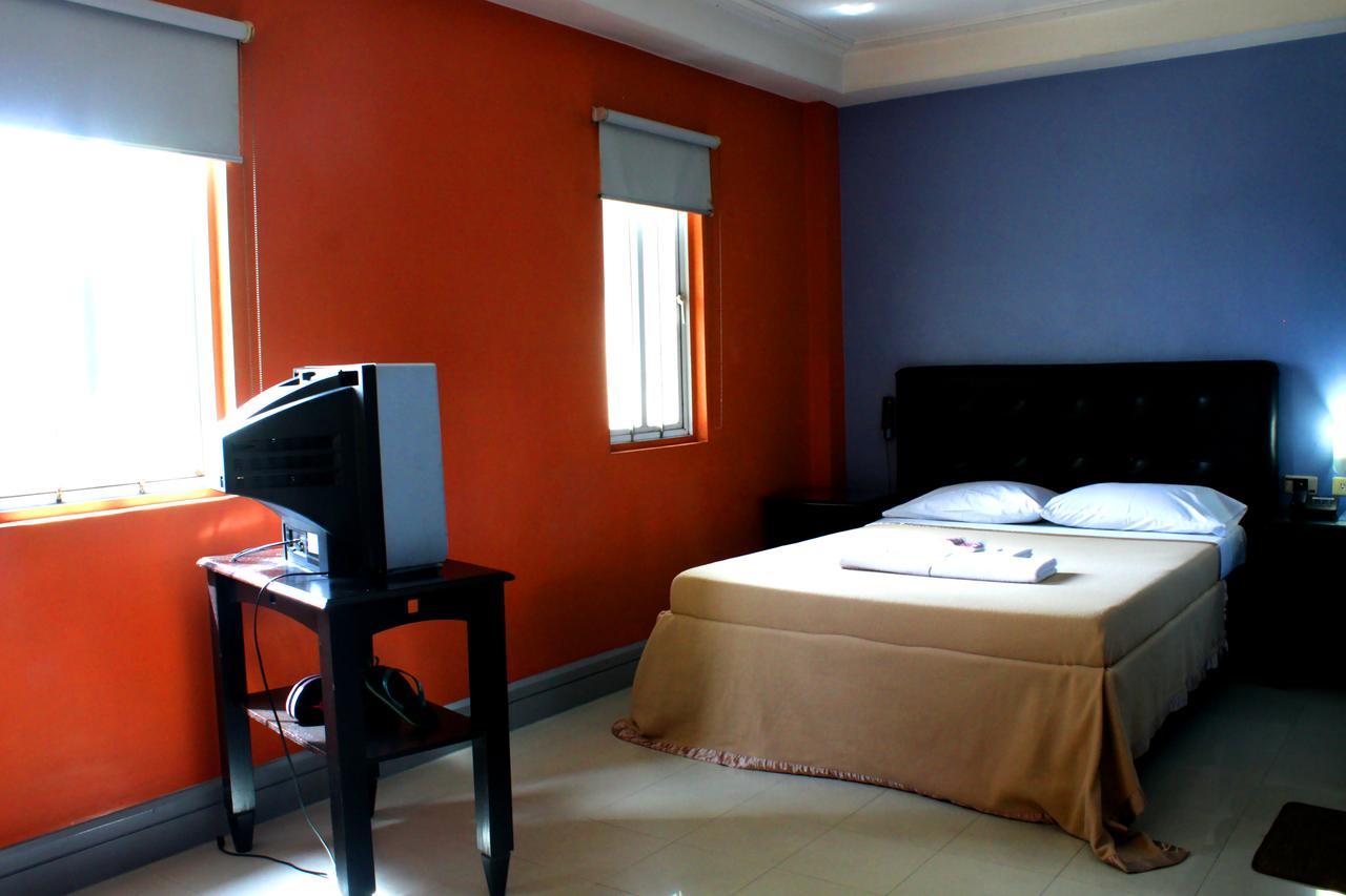 Jardin De Rosal Hotel Pasig City Екстер'єр фото
