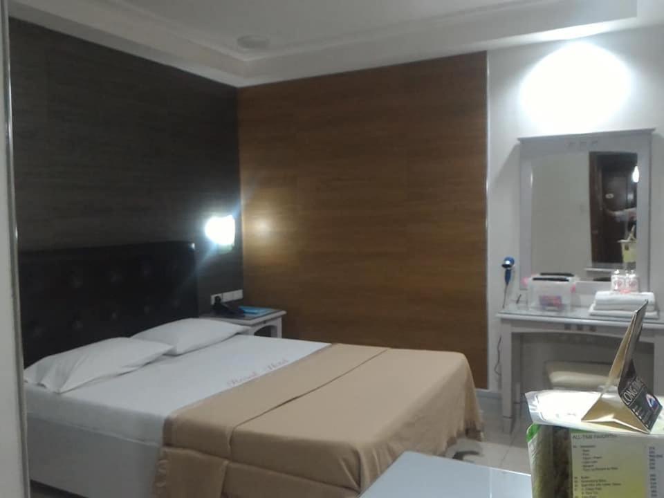 Jardin De Rosal Hotel Pasig City Екстер'єр фото